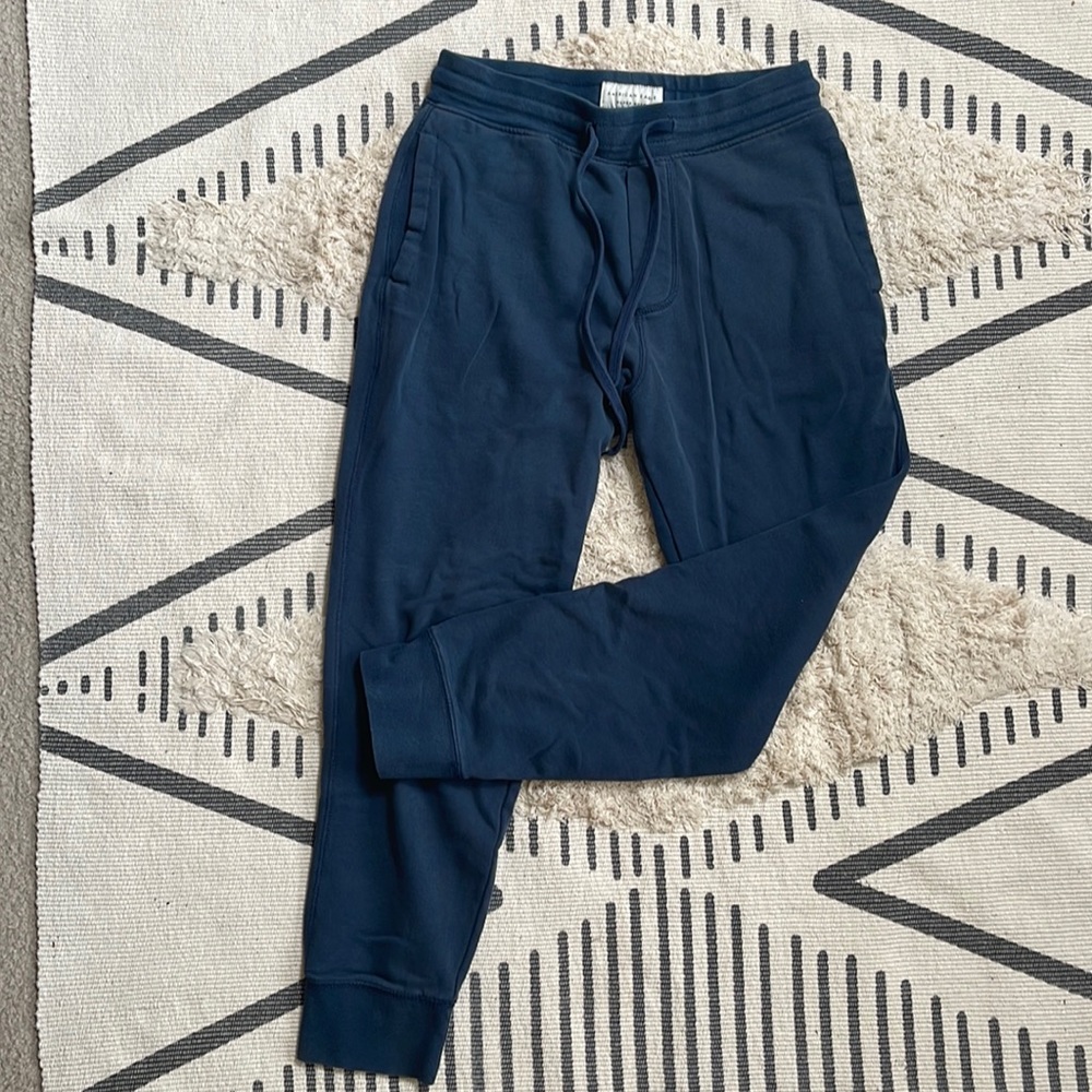 Men’s American Eagle joggers.